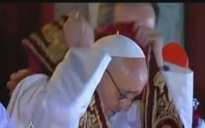 Papa Francesco sfila la stola