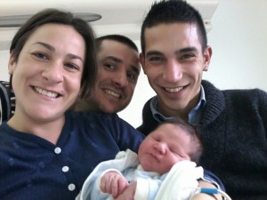 Nicolo-ultimo-nato-di-Olbia-con-da-sinistra-mamma-Claudia-zio-Mario-e-papa-Dario